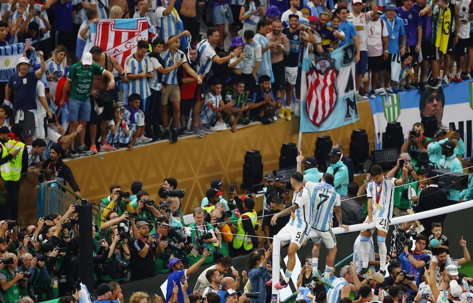 Los festejos de Paredes, De Paul y Dybala. Foto: NA.