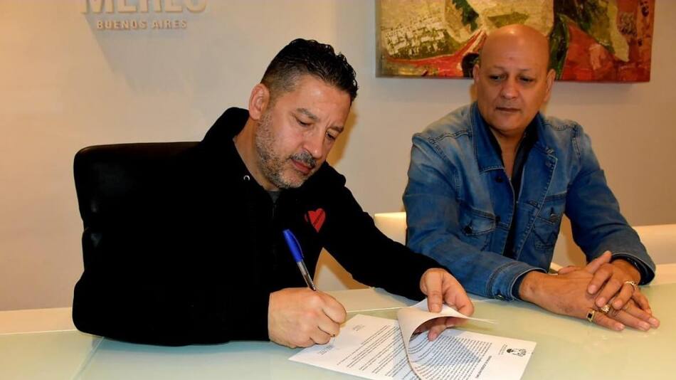 Gustavo Menéndez, firma de aumento a empleados municipales, Merlo