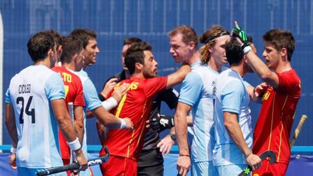 Jugadores de España chocan con sus rivales de Argentina, Hockey sobre césped, Tokio 2020, EFE