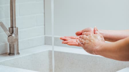 Lavarse las manos con vinagre y sal: para qué sirve este truco milenario y por qué lo recomiendan