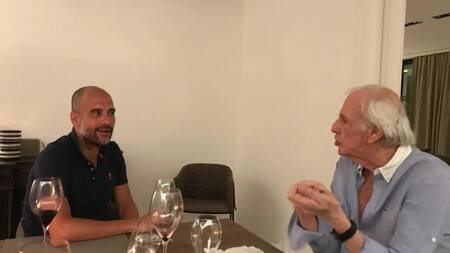 Guardiola despidió a Menotti. Foto: NA.