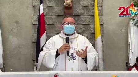 Cura cantando canción contra el coronavirus en medio de la misa