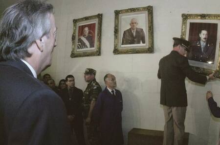 Kirchner cuando bajó los cuadros de la ESMA. Foto: Víctor Bugge