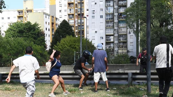 Protestas por cortes de luz: manifestantes cortan Autopista Dellepiane tras enfrentarse a la policía