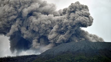 Mueren 11 alpinistas tras la erupción de un volcán en Indonesia. REUTERS