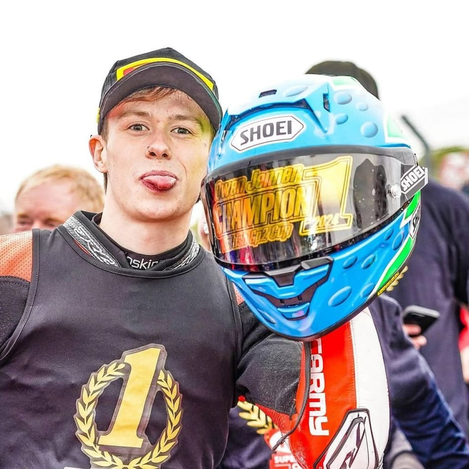 Owen Jenner (21), uno de los motociclistas que murió en el trágico accidente de superbikes. Foto: X/@Swinxy