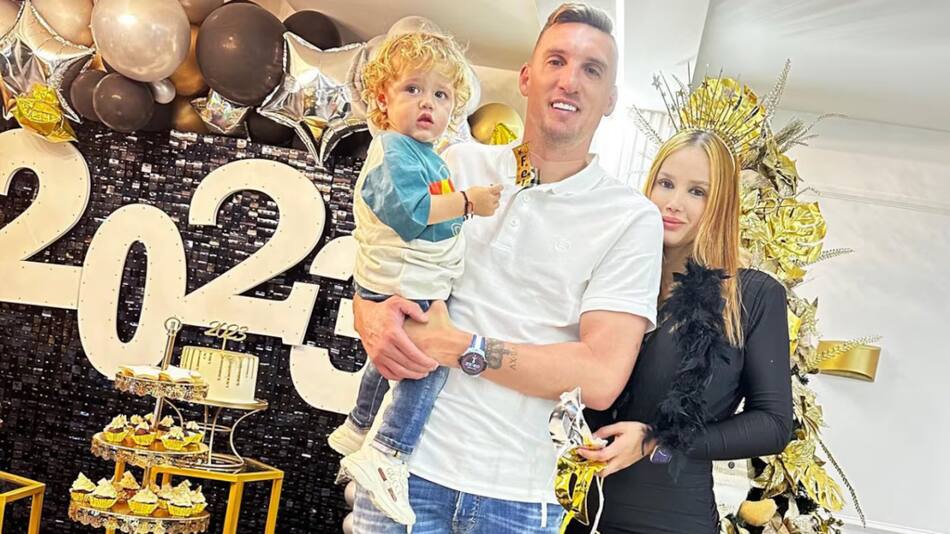 Franco Armani con su pareja e hijo. Foto: Instagram @francoarmani34