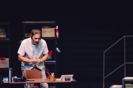 Ariel Staltari en la obra de teatro Agotados