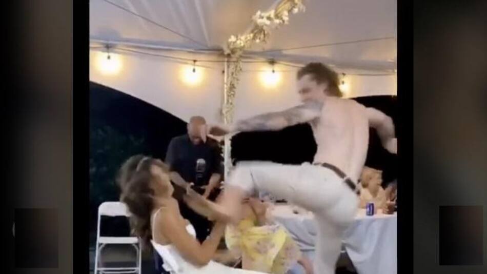 Novio patea en un baile sexy a su novia en plena boda