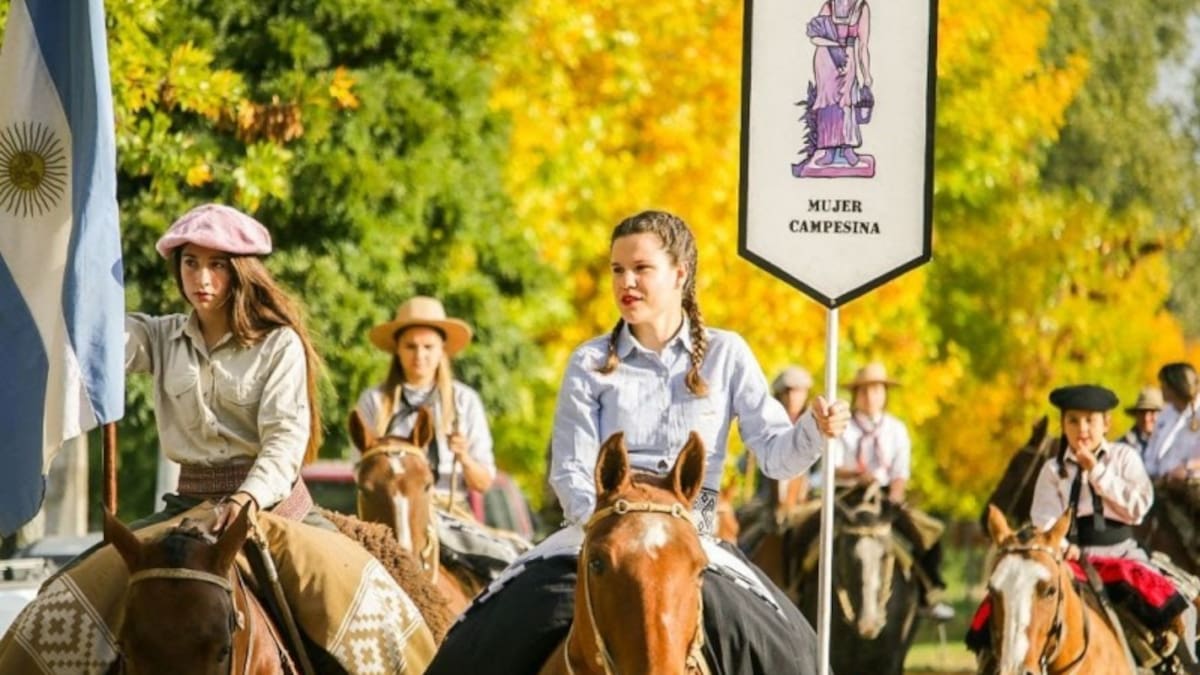 El desfile de mujeres a caballo es uno de los momentos más emblemáticos de la Fiesta de la Mujer Campesina, una celebración que destaca el trabajo y las tradiciones rurales en la localidad de Crotto.