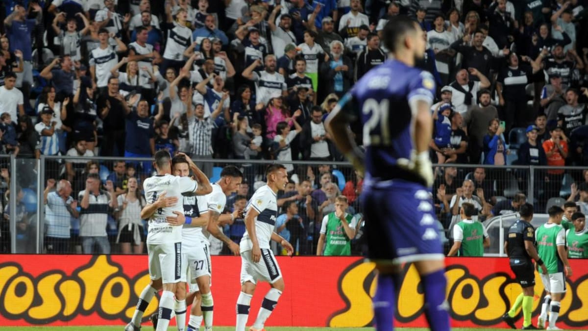 En un partidazo, Gimnasia derrotó a Racing y volvió a la victoria en el Bosque platense