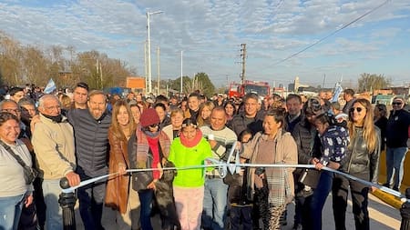Gastón Granados inauguró en Tristán Suárez el Puente 12 de Octubre.