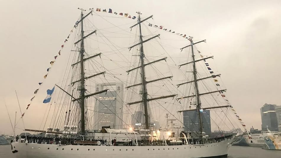 La Fragata Libertad suelta amarras del Apostadero Naval Buenos Aires para dar inicio a su 48º Viaje de Instrucción, NA
