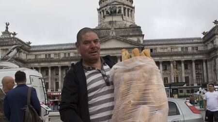 Panazo - Panaderos bonaerenses reparten 5 mil kilos de pan en la Plaza de los Dos Congresos (NA)