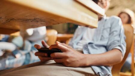 Celulares en clase. Fuente: Pexels.