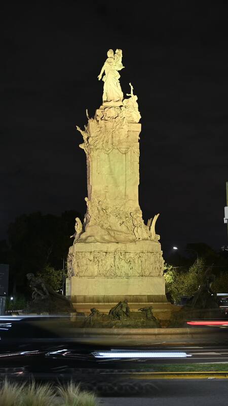 CABA se ilumina por el papa Francisco. Fuente: x @lauritalonso