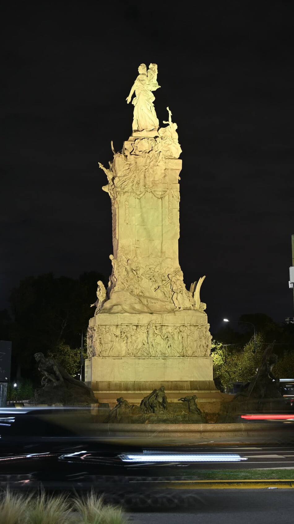 CABA se ilumina por el papa Francisco. Fuente: x @lauritalonso