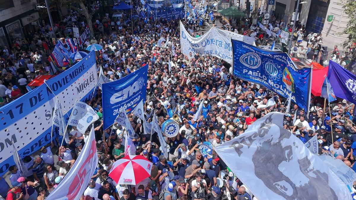 Gremios y partidos políticos se movilizan mientras el Congreso sesiona.