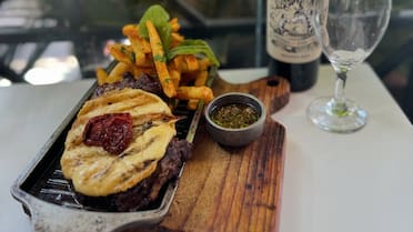 El restaurante que sorprende con una fusión irresistible: dónde probar milanesa con pastas en un mismo plato
