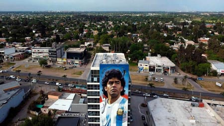 El impresionante mural de Diego Maradona en Canning: recibirá a quienes lleguen en avión a Ezeiza