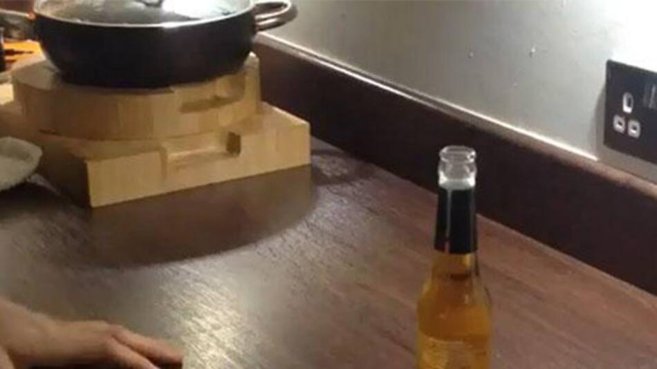 Destapar una cerveza con una hoja de papel