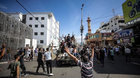 Un hombre corriendo mientras un auto se incendia tras un ataque lanzado desde la Franja de Gaza, en Israel. Foto: Reuters