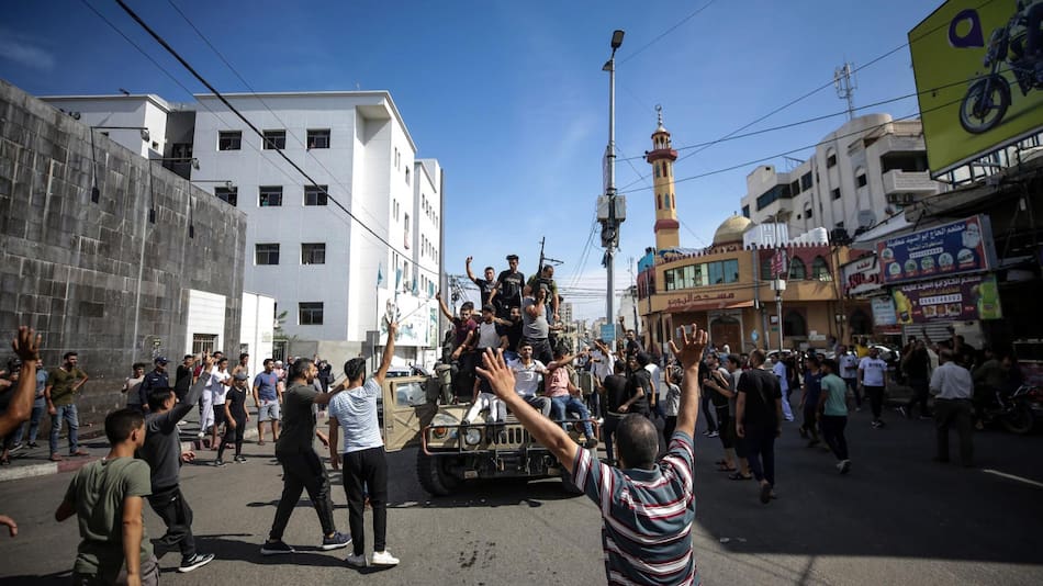 Un hombre corriendo mientras un auto se incendia tras un ataque lanzado desde la Franja de Gaza, en Israel. Foto: Reuters