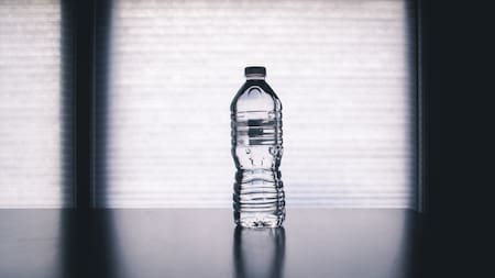 Agua embotellada. Foto: Unsplash.