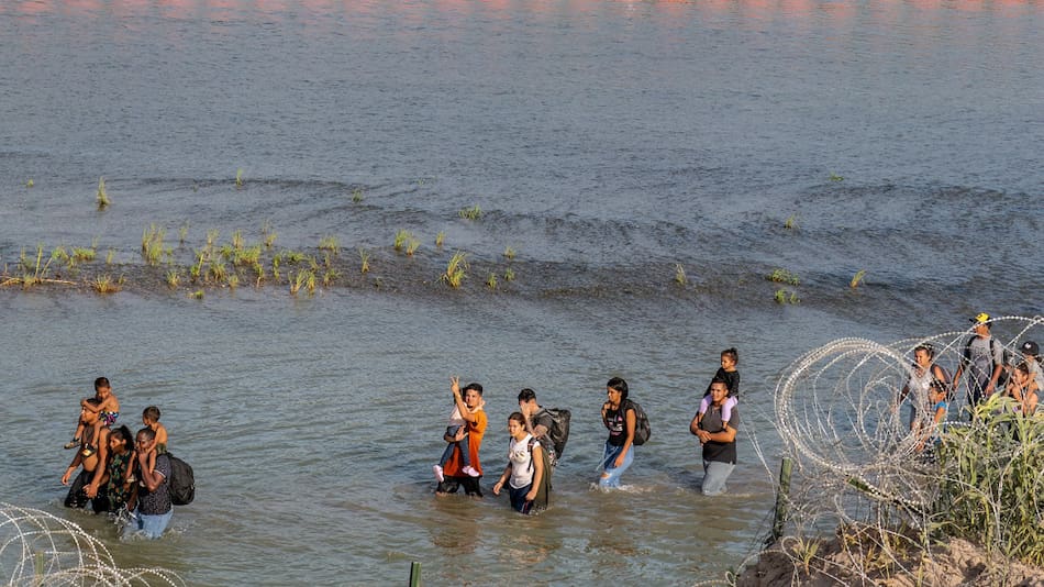 Barrera flotante en la frontera entre México y Estados Unidos. Foto: Telam.