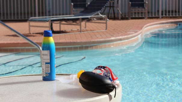 Los indispensables para las vacaciones: el kit minimalista perfecto para cuidar el pelo y la piel en la playa