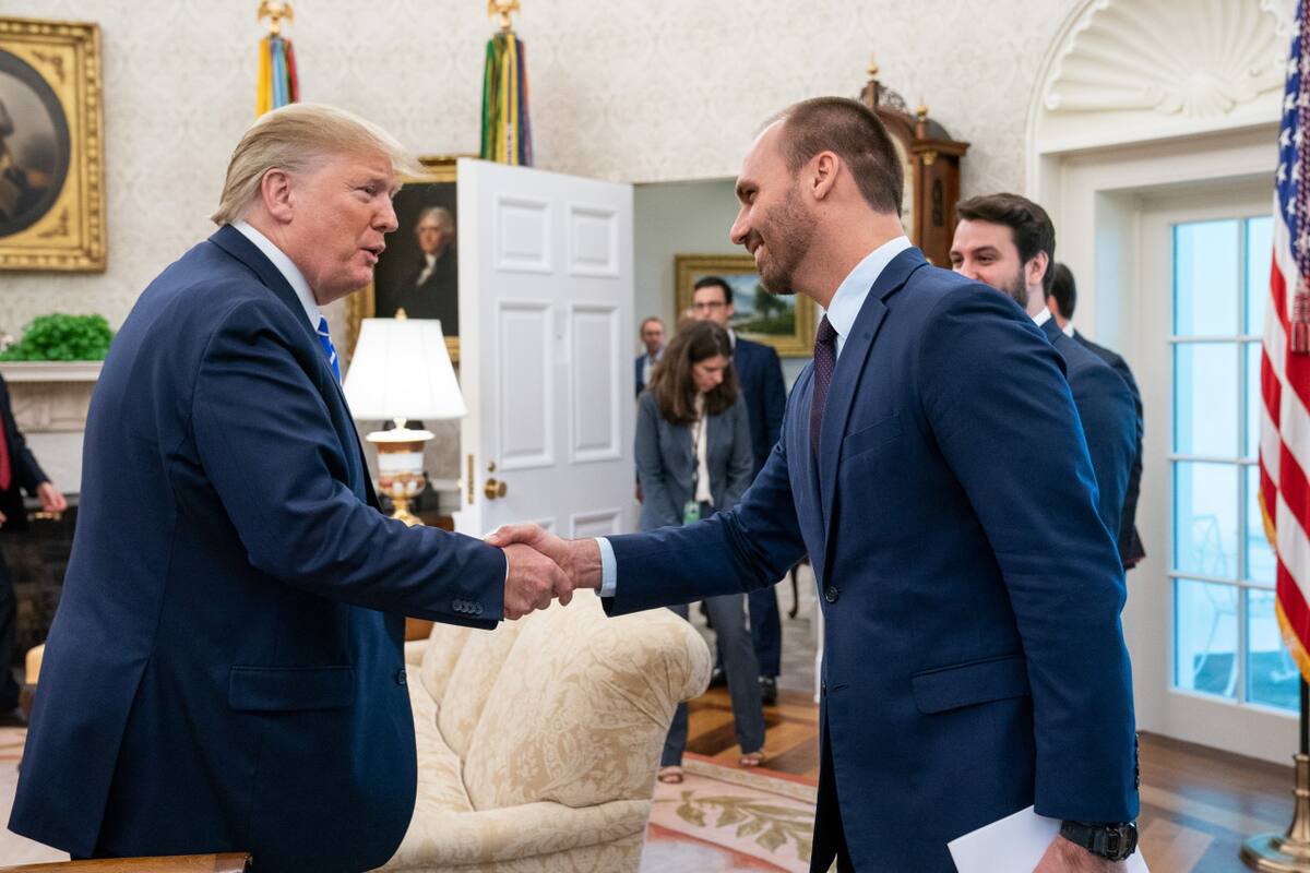 Donald Trump junto a Eduardo Bolsonaro.