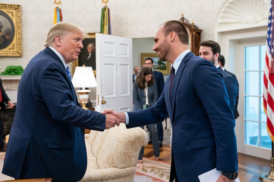 Donald Trump junto a Eduardo Bolsonaro.