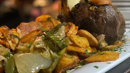 Bueno, bonito y barato: el bodegón de Mataderos con milanesas gigantes y precios accesibles para toda la familia