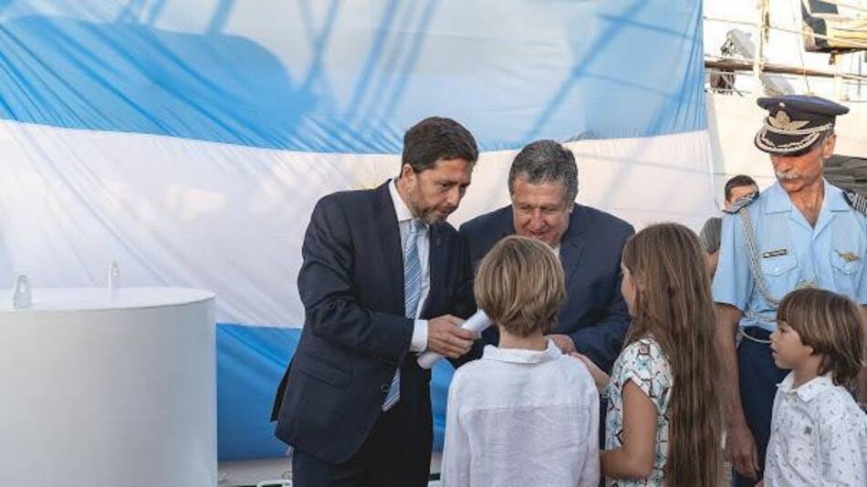 Ramón Puerta en la ceremonia de Promesa a la Bandera en la Fragata Libertad en España