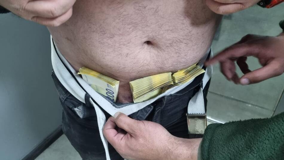 Intentaban ingresar 200 mil euros en su cuerpo. Foto: Aduana