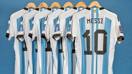 Camisetas de Messi del Mundial de Qatar subastadas en Nueva York. Foto: EFE.