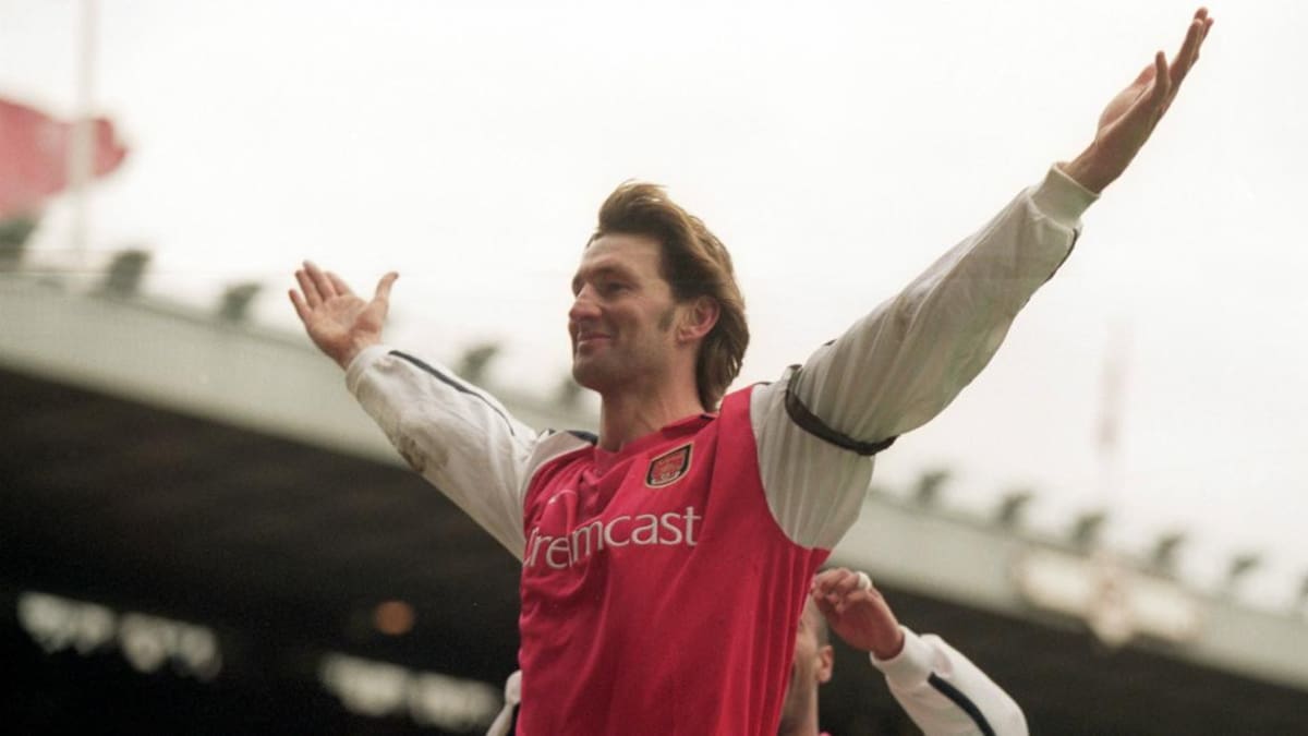 Tony Adams, el futbolista que vivió un infierno entre adicciones y depresión y fue salvado por Arsène Wenger