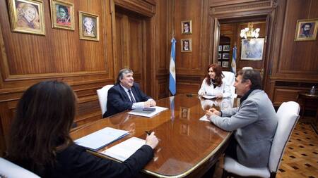 Cristina Fernández junto a Luis Naidenoff y José Mayans por sesiones virtuales en Senado