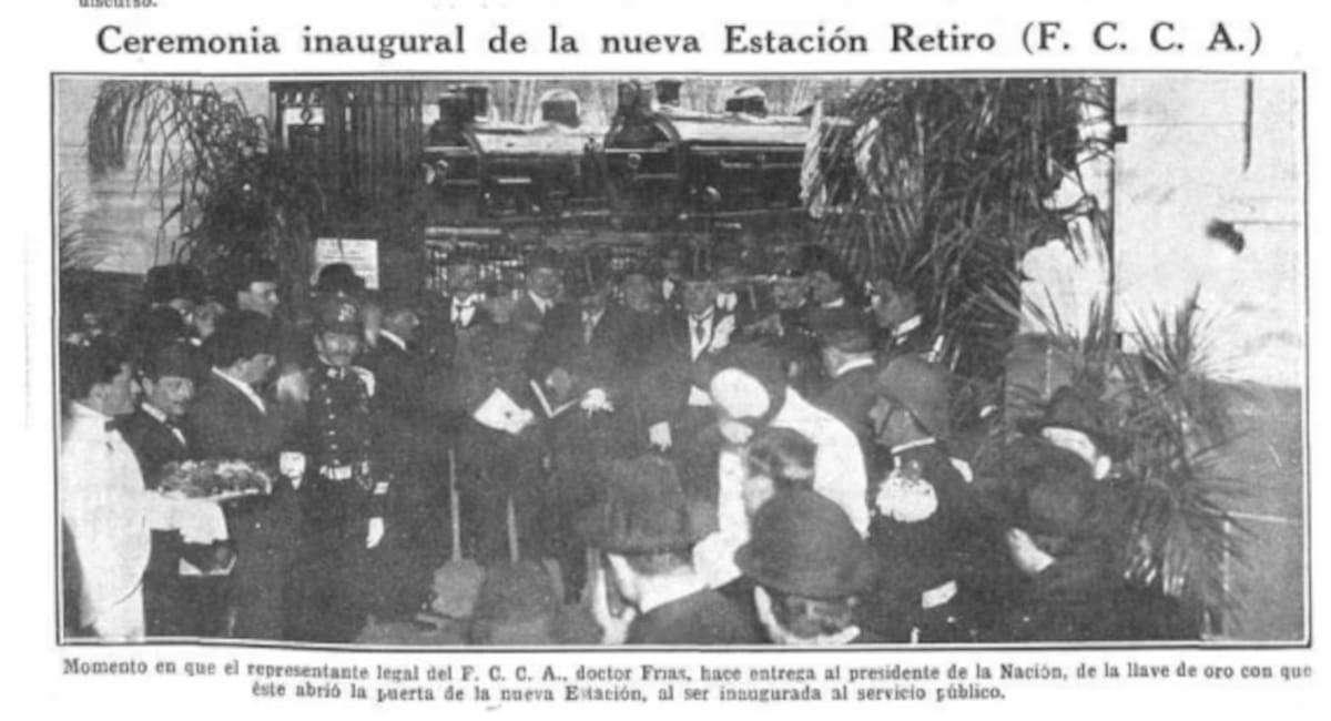 Una ceremonia de lujo, una llave de oro y materiales traídos de Europa