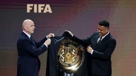 Gianni Infantino y Ronaldo Nazario muestran el trofeo del Mundial de Clubes 2025.