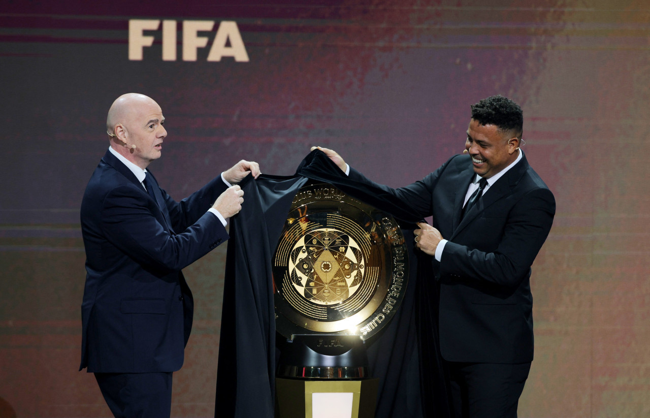 Gianni Infantino y Ronaldo Nazario muestran el trofeo del Mundial de Clubes 2025. Foto: Reuters.