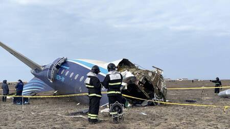 Un avión de pasajeros de Azerbaijan Airlines se estrelló cerca de la ciudad de Aktau, Kazajstán. Foto: EFE.