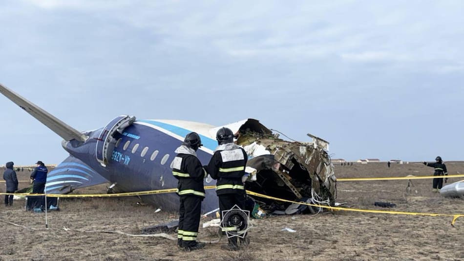 Un avión de pasajeros de Azerbaijan Airlines se estrelló cerca de la ciudad de Aktau, Kazajstán. Foto: EFE.