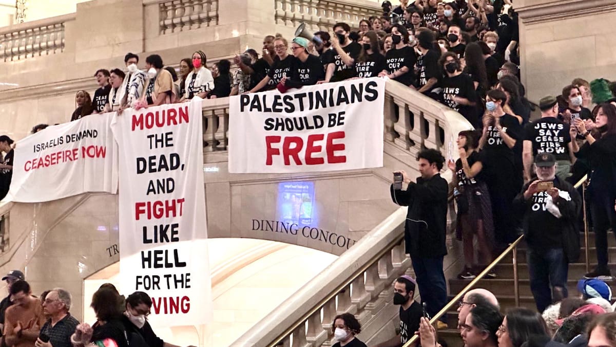 Manifestantes judíos en Grand Central de New York en protesta a favor de Palestina. Foto: Twitter.