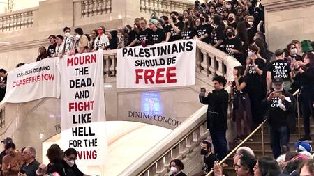 Manifestantes judíos en Grand Central de New York en protesta a favor de Palestina. Foto: Twitter.