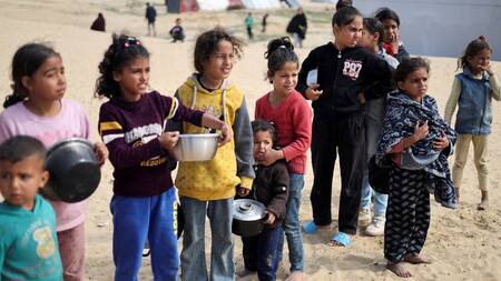 Hambruna en Gaza; niños. Foto: Reuters.