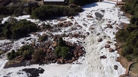 Apareció espuma tóxica en la superficie del río Tiete en Sao Paulo. Foto: captura.