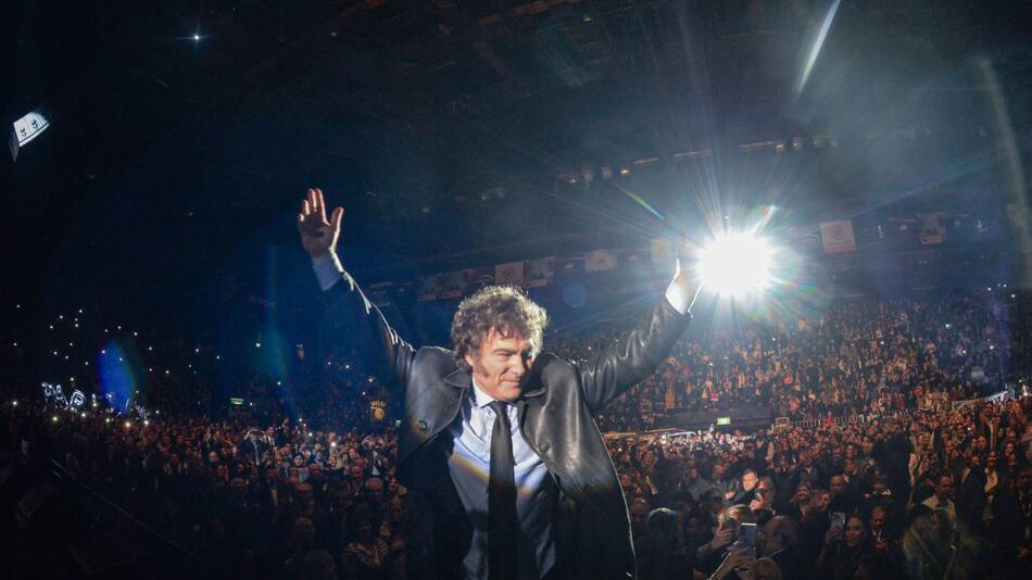 Javier Milei, saluda durante el lanzamiento de su libro 'Capitalismo, socialismo y la trampa neoclásica', en el estadio Luna Park. EFE