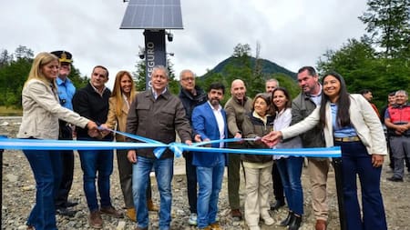 Rolando Figueroa inauguró el primer Punto Seguro de Neuquén.