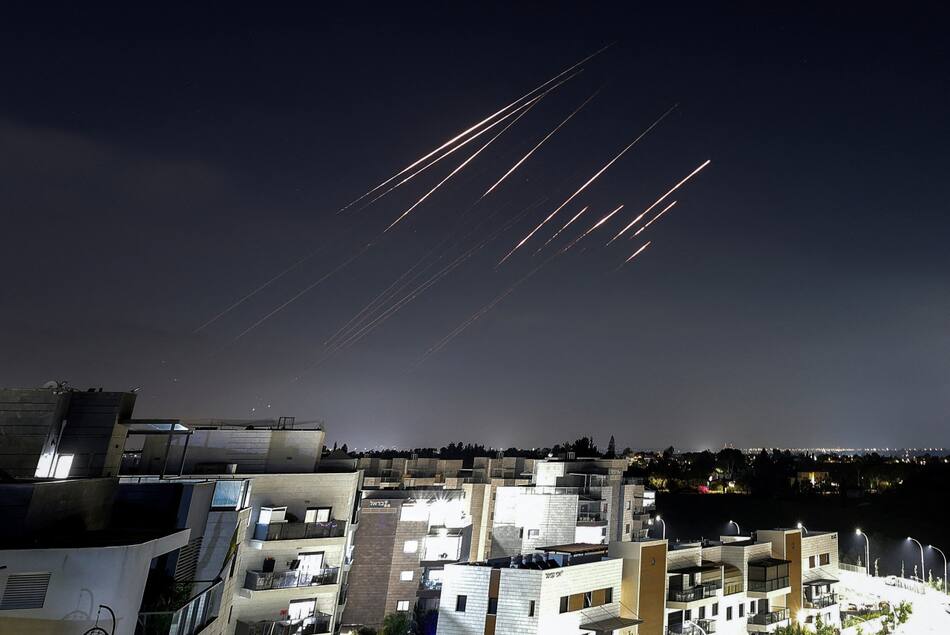 Misiles iraníes caen en Israel. Foto: Reuters/Ilan Assayag